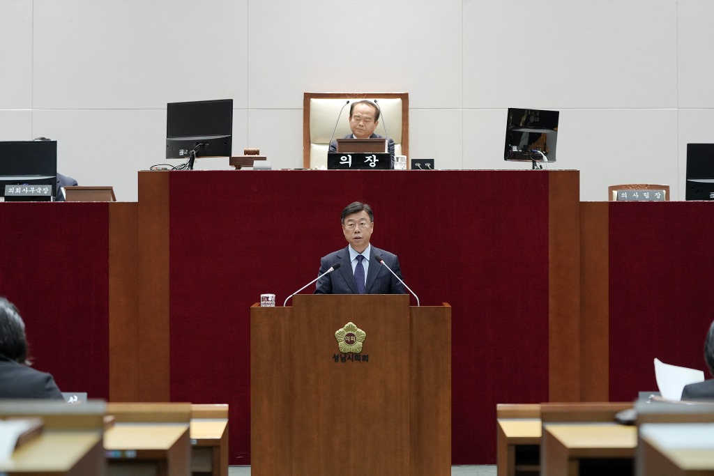 1121 정책기획과-제298회 성남시의회 제2차 정례회에서 신상진 성남시장이 2025년도 시정연설을 하고 있다.(2).jpg