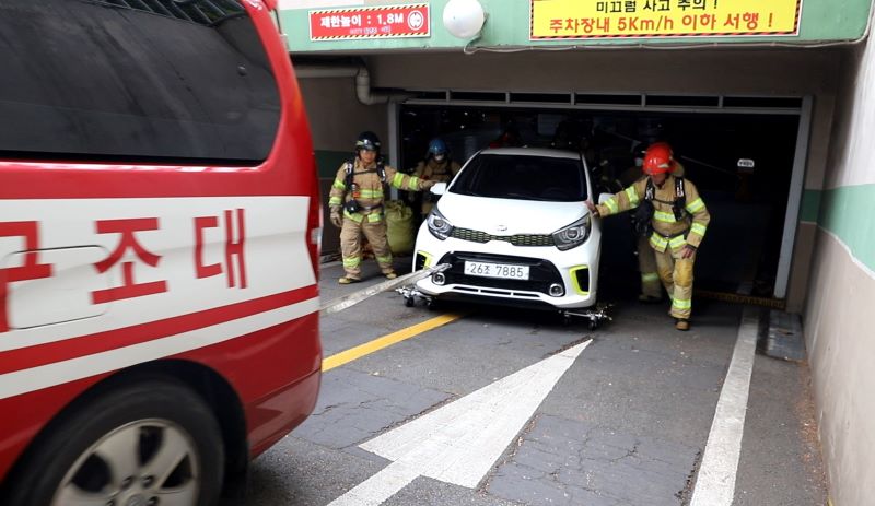 차량 이동장비를 활용하여 전기차를 지상으로 이동시키는 모습.jpg