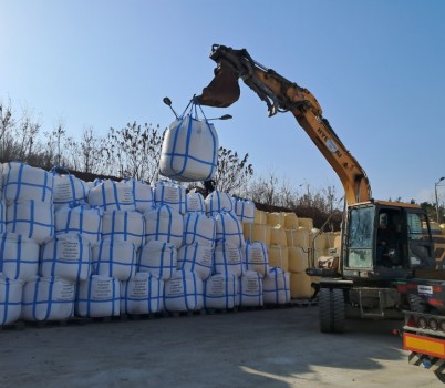 재난안전관-성남시 관계자가 중원구 하대원동 야적장에서 겨울철 제설에 사용할 염화칼슘을 비축하고 있다..jpg