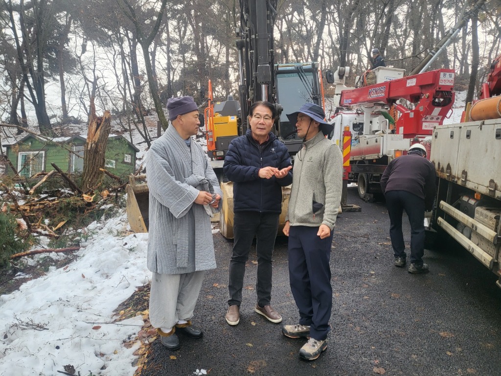 241202 유영두 의원, 남한산성 폭설 피해 현장 긴급 점검 ... 재발 방지 대책 논의 (1).jpg