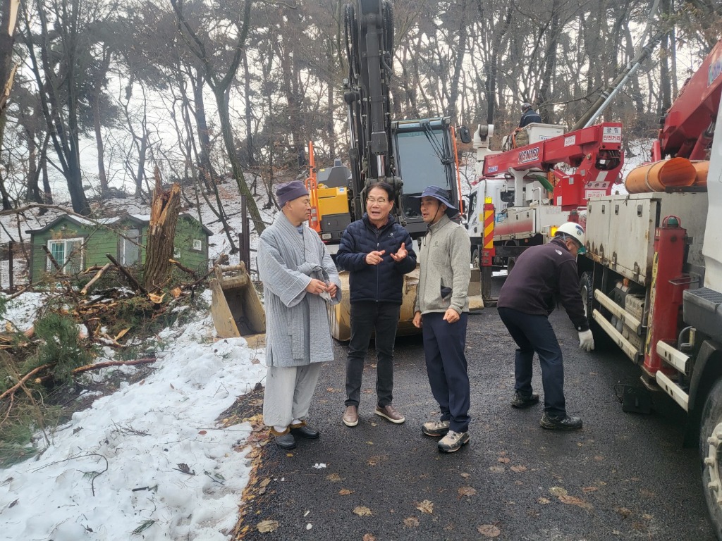 241202 유영두 의원, 남한산성 폭설 피해 현장 긴급 점검 ... 재발 방지 대책 논의 (2).jpg