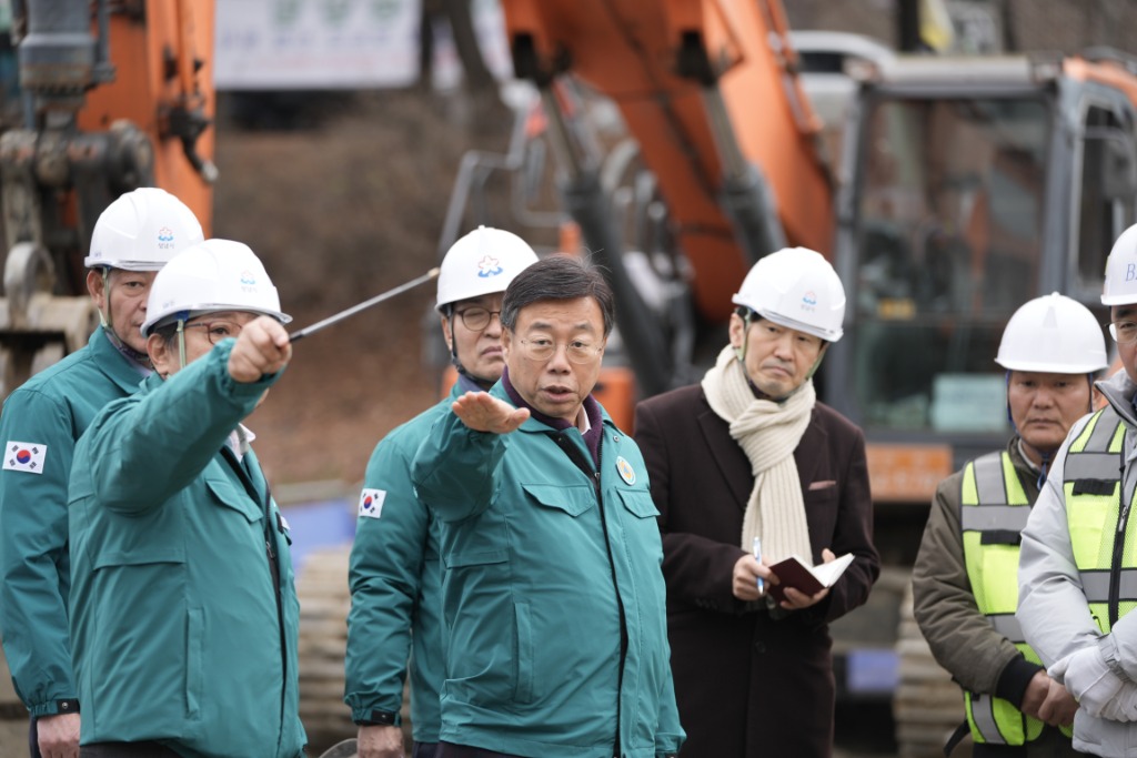 도로과-16일 탄천 교량 복구 공사 현장 순찰 중인 신상진 성남시장.jpeg