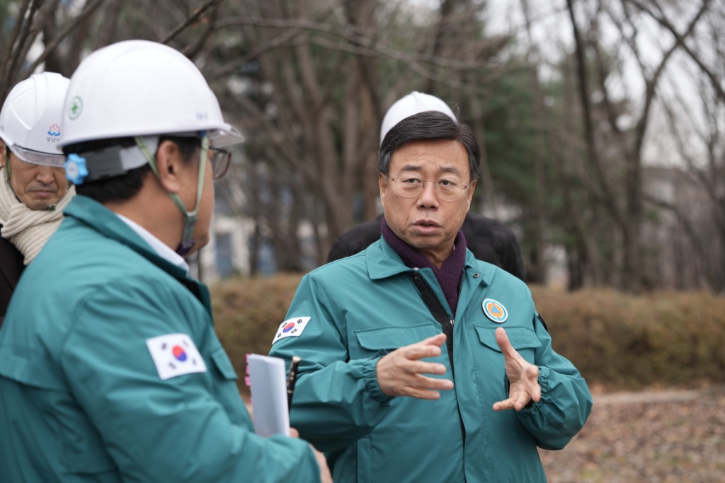 도로과-16일 탄천 교량 복구 공사 현장 순찰 중인 신상진 성남시장3.jpeg