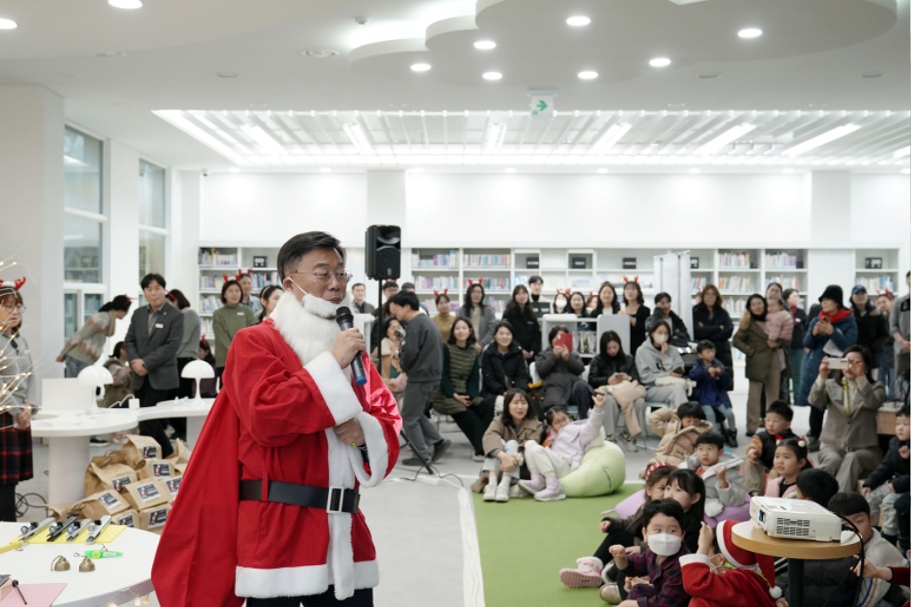 산타로 분장한 신상진 성남시장이 리모델링한 중앙도서관 어린이 자료실을 방문해 뮤지컬 관람 어린이들과 함께하고 있다.jpg