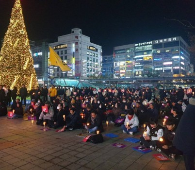 야탑역광장에서 _윤석열퇴진 성남시민촛불문화제_에 나와 피켓과 촛불 들고 구호를 외치는 시민들.jpg width: 100%; height : 150px