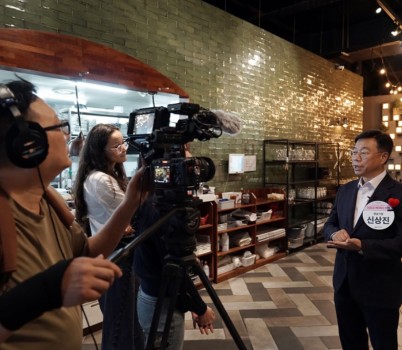 여성가족과-신상진 성남시장이 11월 16일 7차 _솔로몬의 선택_ 행사장에서 영국 BBC 취재팀과 인터뷰를 하고있다.jpg