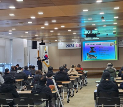 주택과-성남시가 26일 시청 한누리에서 주거취약계층 주거상향지원사업 입주자를 대상으로 화재 예방 교육을 실시하고 있다(1).jpg