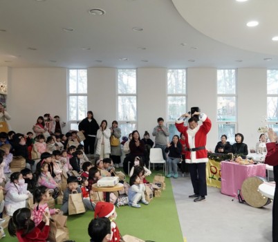산타로 분장한 신상진 성남시장이 리모델링한 중앙도서관 어린이 자료실을 방문해 뮤지컬 관람 어린이들과 함께 하고 있다.jpg
