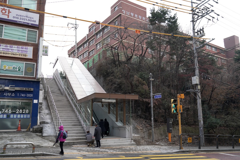 도로과-성남동초등학교 인근에 설치된 에스컬레이터 모습 .jpeg