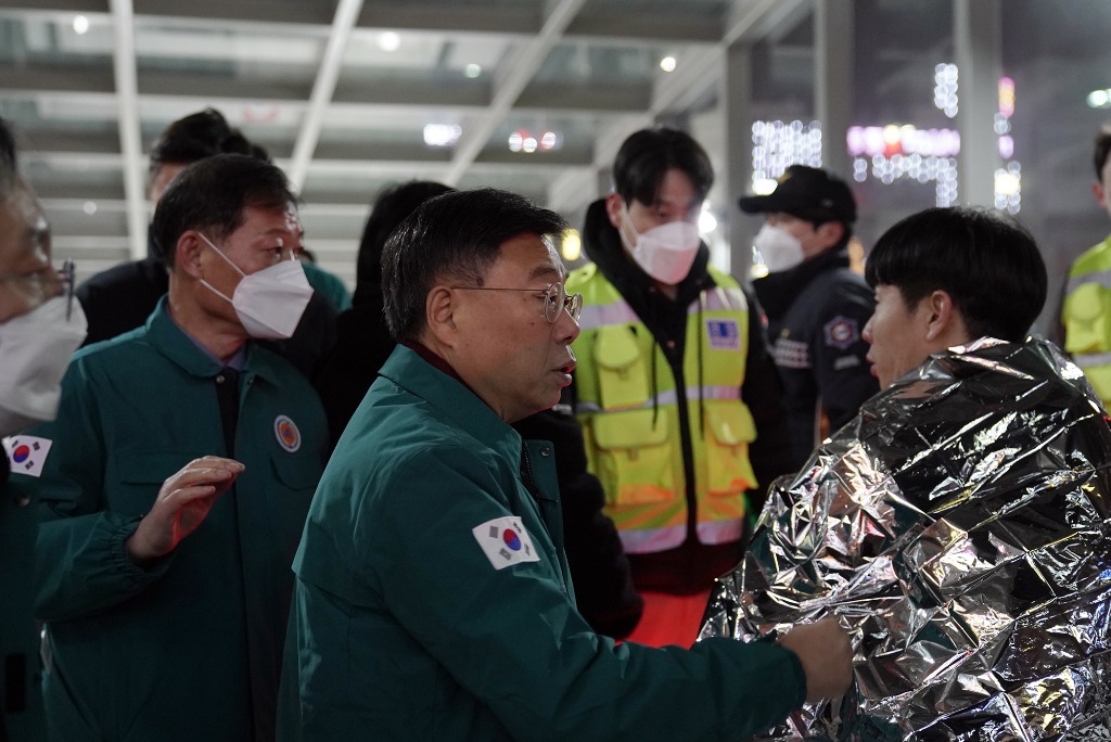 신상진 성남시장, 야탑동 복합건물 화재 현장 찾아 상황을 확인하고 있다3.jpg