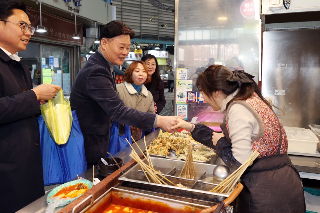 250120 더민주당 설맞이 전통시장 방문.jpg