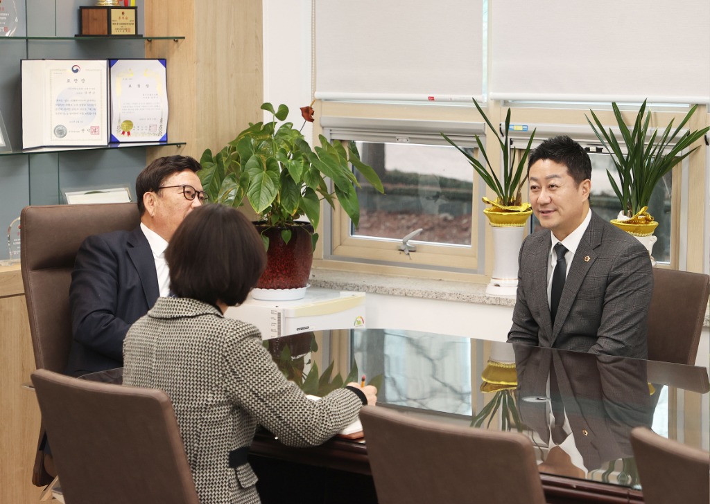 250123 김진경 의장, 설 명절 앞두고 대한노인회 시흥시지회 방문.jpg