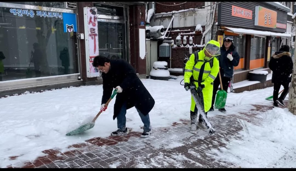 성남시, 대설경보 발효..비상 제설작업 총력 대응(상대원2동 제설작업).JPG