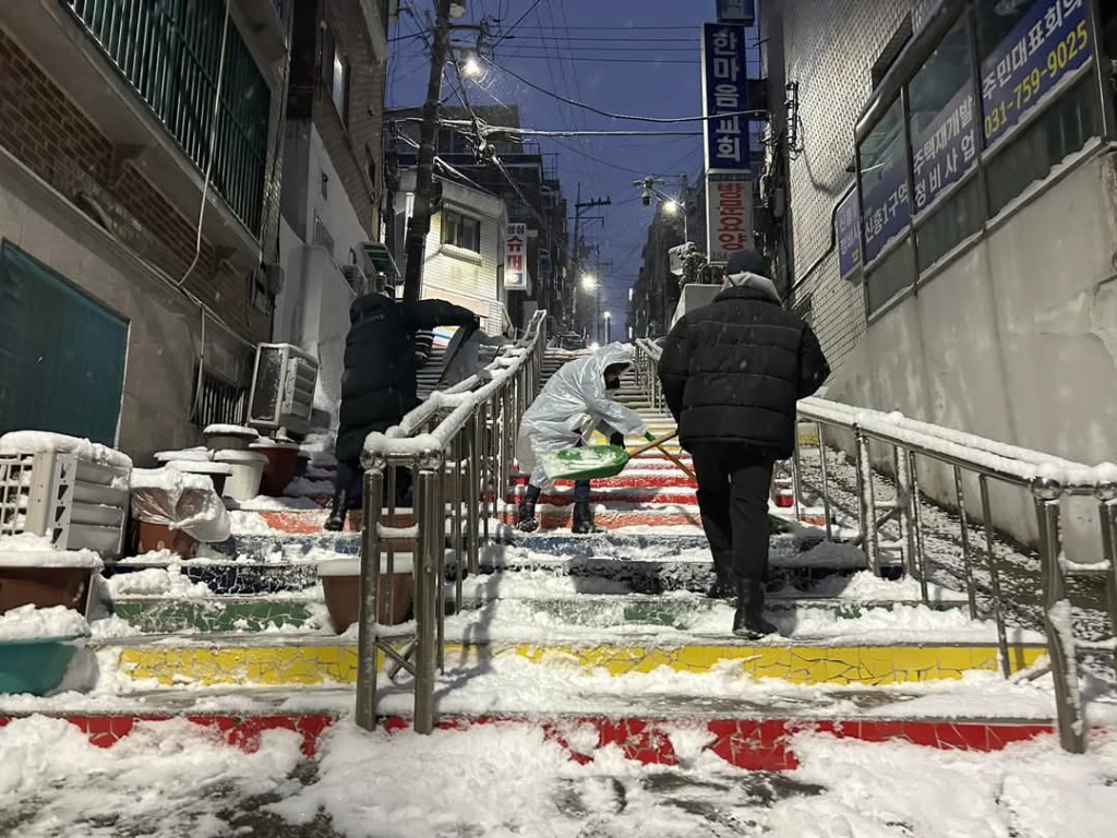 성남시, 대설경보 발효..비상 제설작업 총력 대응(신흥1동 제설작업).JPG