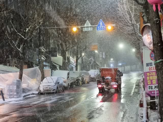 성남시, 대설경보 발효..비상 제설작업 총력 대응(제설차 작업).JPG