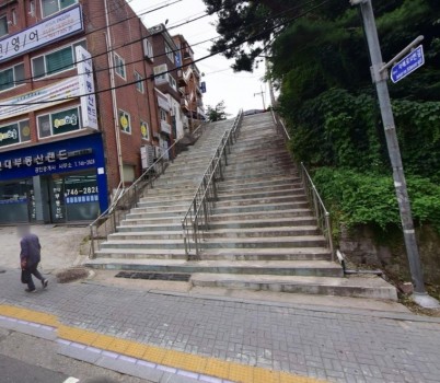 도로과- 에스컬레이터 설치하기 전 성남동초등학교 인근 계단 모습 .jpeg