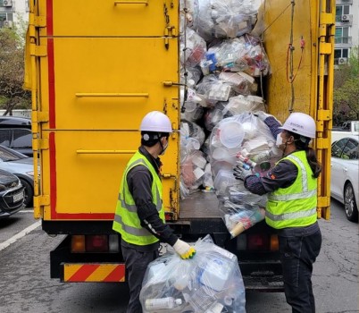 자원순환과-성남시 청소대행 업체 소속 환경미화원들이 단지 내 쓰레기 수거 작업 중이다.jpg