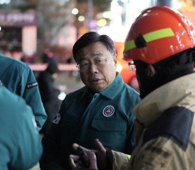 신상진 성남시장, 야탑동 복합건물 화재 현장 찾아 상황을 확인하고 있다1.jpg