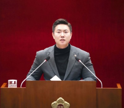 제299회 임시회 본회의에서 발언하는 성남시의회 김보석 의원.jpg