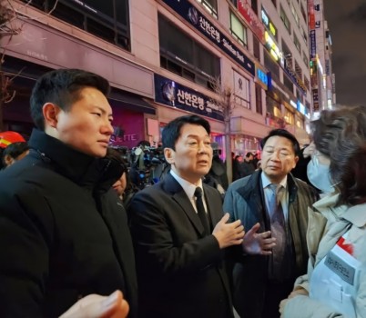 사진 1 현장상황을 점검하는 안철수 국회의원, 김보석 의원 과 관계자들.jpg