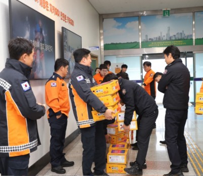 재난안전관-분당소방서 소속 소방대원들이 7일 성남시로부터 격려품을 전달받고 있다. .JPG