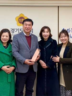 250120 경기도의회 이택수 의원, 고양시어린이집연합회 공동주택특별위원회 감사패 수상_1.jpg