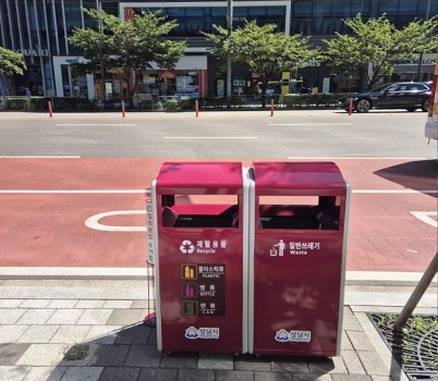 자원순환과-성남시 분당구 삼평동 판교역 테크원 앞에 지난해 9월 시범설치한 가로쓰레기통(일반쓰레기통+재활용품통).jpg