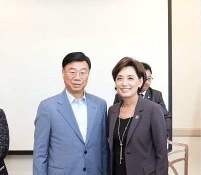 공보관-2023년 6월 24일(현지시간) 미국 캘리포니아 민주평통 오렌지샌디에고협의회 평화정책 강연회에서 만난 신상진 성남시장과 영 김 미 연방 하원의원.jpg