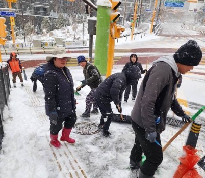 성남시, 대설경보 발효..비상 제설작업 총력 대응(금광1동 제설작업).JPG