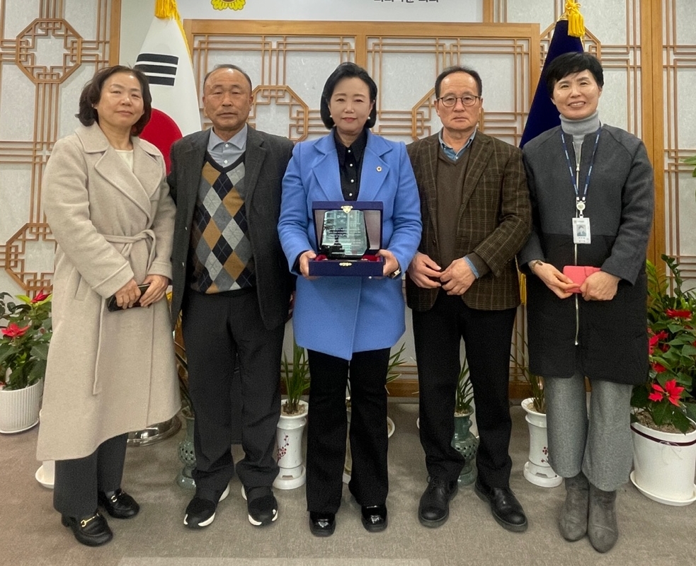 250204_경기도의회 정윤경 부의장, ‘축산농가 발전에 기여’ 감사패 받아-1.jpg