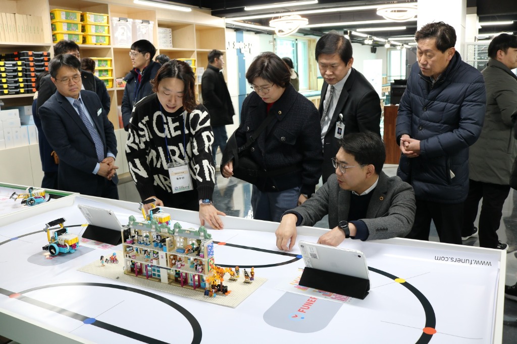 250218_경기도의회_교육행정위원회__경기도교육청미래과학교육원_현장_방문(사진1).jpg