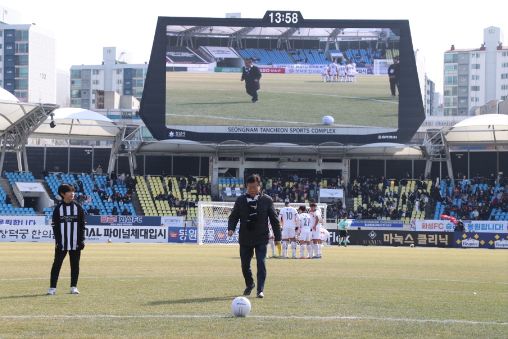 2. 신상진 성남시장이 시축을 하고 있다..JPG