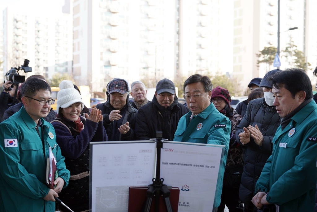 주차지원과-신상진 성남시장이 24일 모란시장 상인들에게 모란생태공원 지평식 주차장 사업에 대해 설명하고 있다..jpg