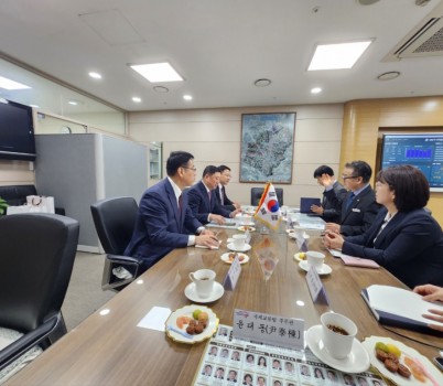 총무과-2024년 4월 선양시 외사판공실 주임 등 선양시 대표단이 성남시청을 방문하여 행정기획조정실장과 면담을 진행하고 있다(자료 사진).jpg