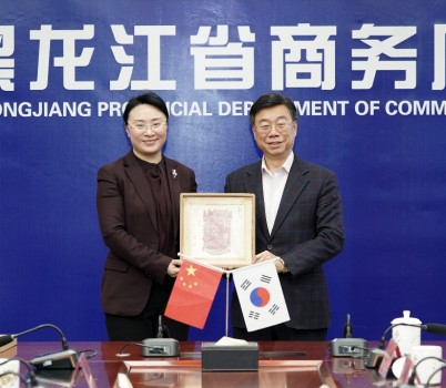 체육진흥과-신상진 성남시장이 싱잉나 흑룡강성 상무청 부청장(왼쪽)과 함께하고 있다.jpg