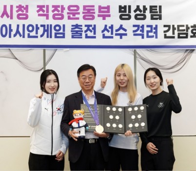 체육진흥과-신상진 성남시장이 9일 중국 하얼빈 현지에서 경기 종료후 간담회장에서 성남시청 소속 쇼트트랙 선수들과 기념촬영을 하고 있다.jpg