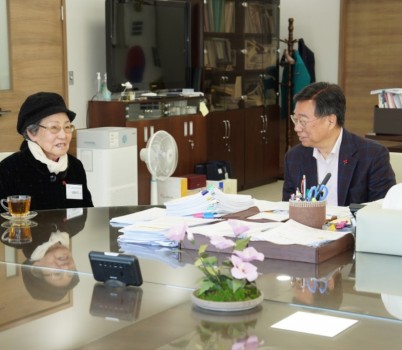 신상진 시장과 전몰군경유족 권화식 어르신께서 대화하고 있다..jpg