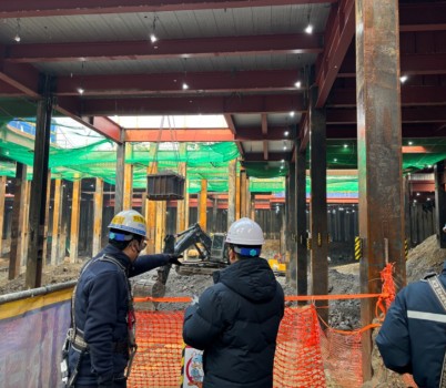 건축안전관리과-성남시 관계자들이 해빙기 재난사고 예방을 위해 건축공사장을 점검하고 있다(1).jpg