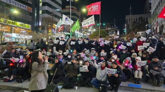 _윤석열을 즉각 파면하라_ 외치는 300여명의 성남시민들.jpg