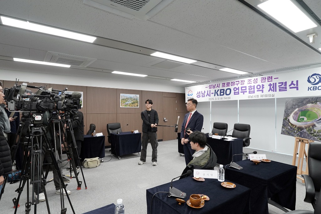 공공개발정책관-신상진 성남시장이 5일 시청에서 열린 _성남시 프로야구장 조성 성남시, KBO 업무협약식_에서 언론 인터뷰를 하고 있다. .jpg