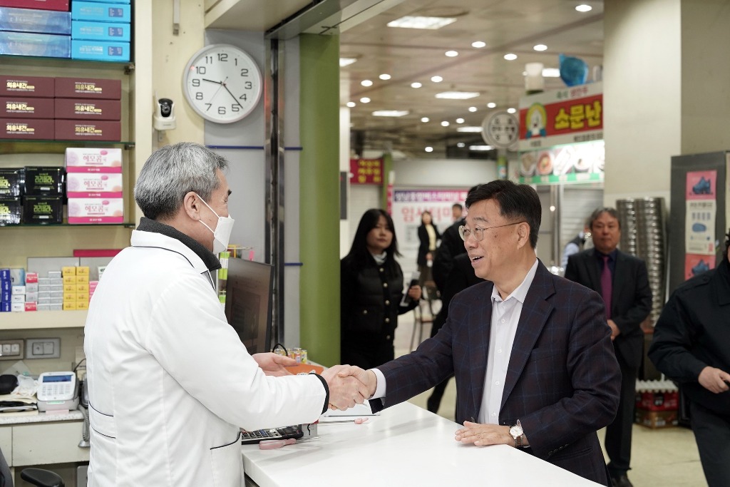 3. 신상진 성남시장은 12일 정상운영재개한 성남종합버스터미널을 현장방문하여 상인들을 격려하고 있다.jpg