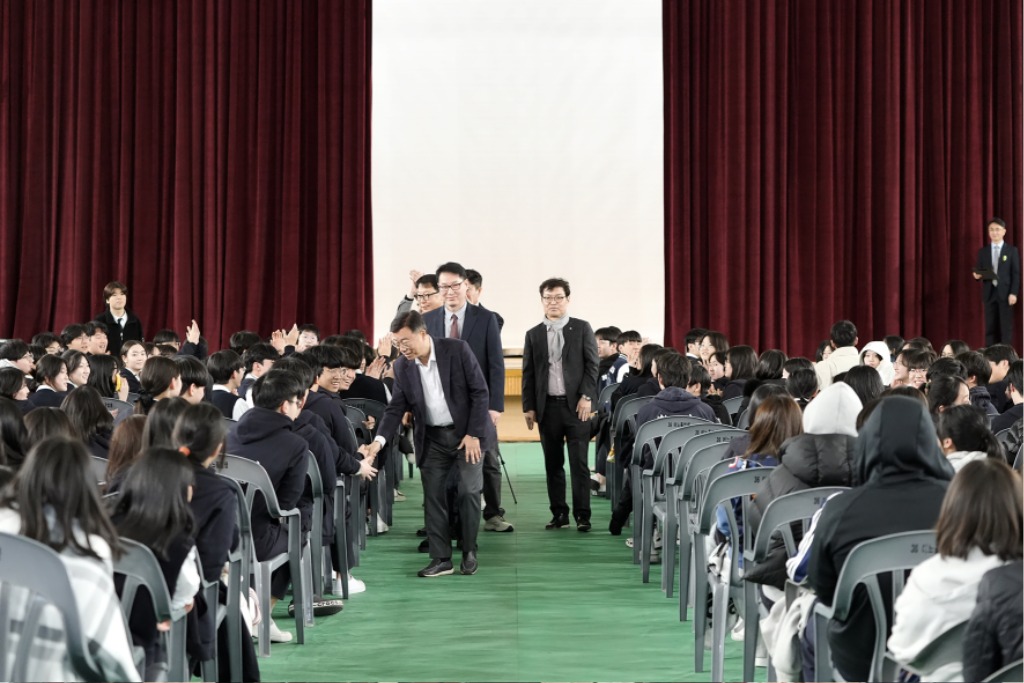 신상진 성남시장이 12일 낙생고등학교에서 진로 특강 후 학생들과 하이파이브를 하고 있다.jpg