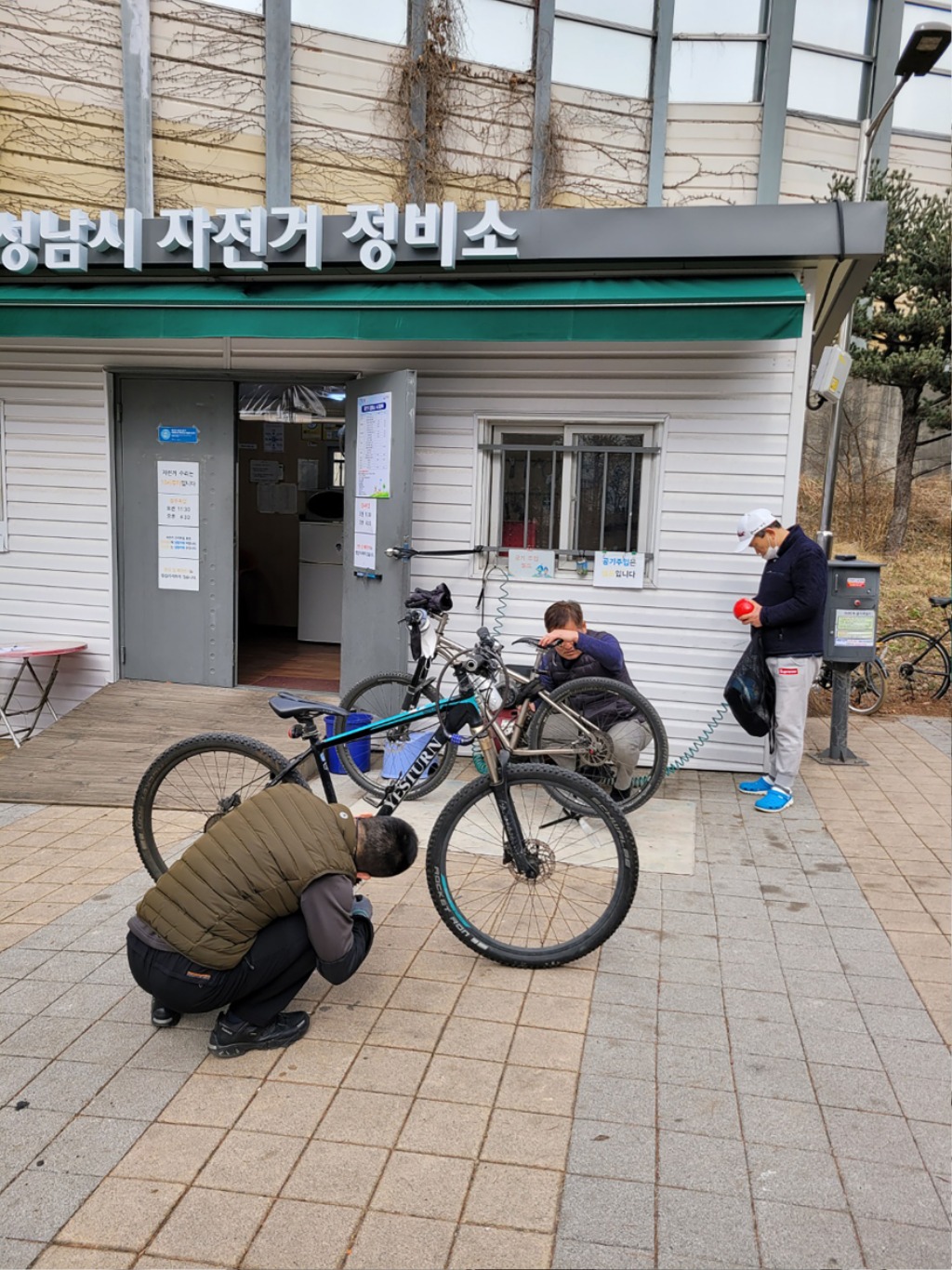 도로과-분당구 야턉동 만나교회 뒤 탄천 공터에 마련된 성남시 자전거 정비소에서 자전거가 정비되고 있는 모습.jpg