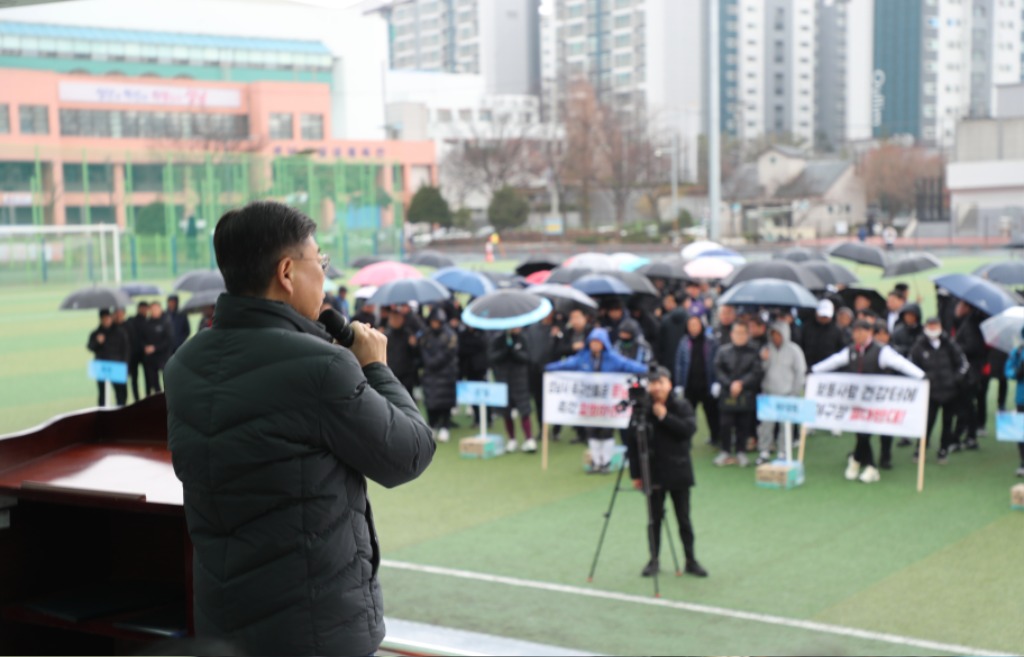 2. 제50회 성남시장배 생활체육 축구대회에서 신상진 성남시장이 인사말을 전하고 있다.JPG