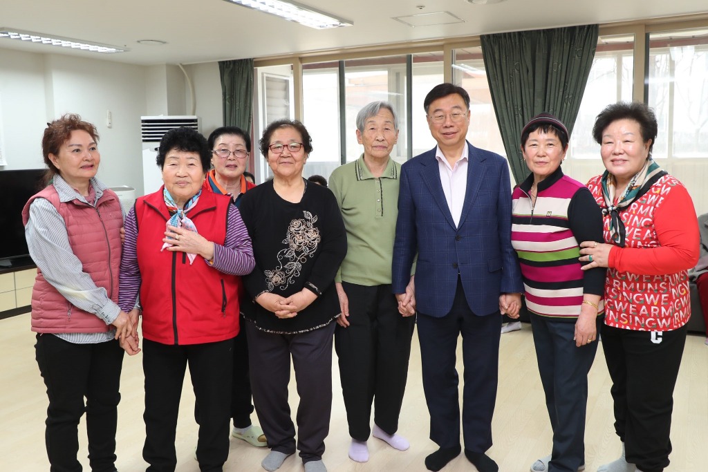 신상진 성남시장, 위례중앙경로당 방문해 어르신들과 소통