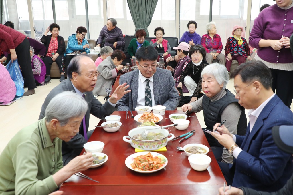 2. 신상진 성남시장이 위례중앙경로당에서 어르신들과 소통하며 건의사항 청취를 하고 있다.jpg