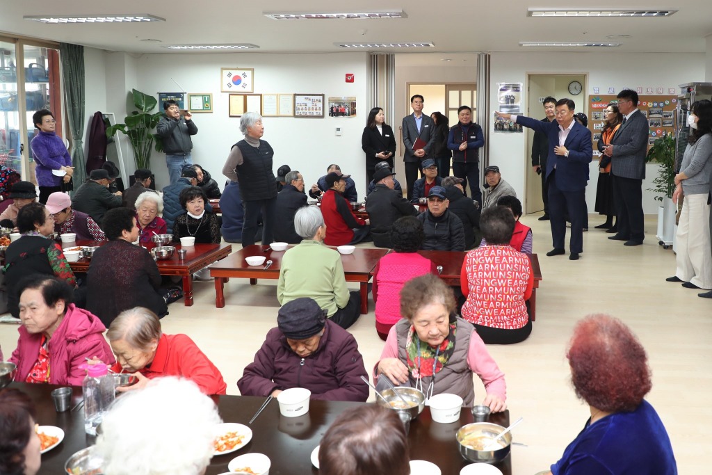 3. 신상진 성남시장이 위례중앙경로당 어르신들께 인사말을 전하고 있다.jpg