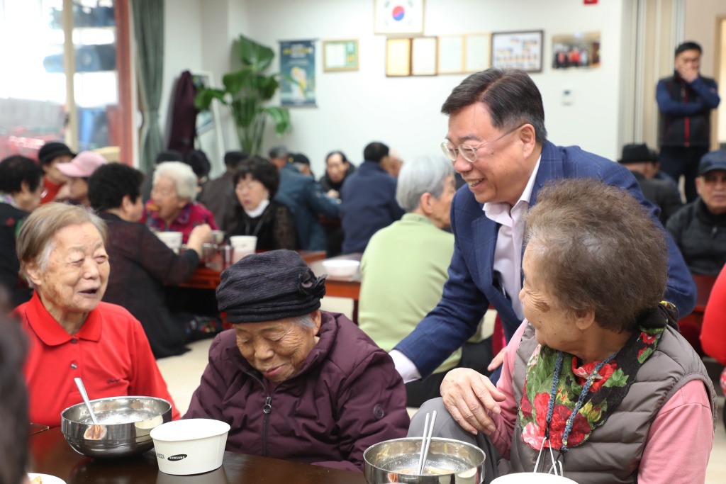 4. 신상진 성남시장과 어르신들이 대화를 나누고 있다.jpg
