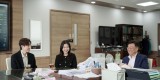 여성가족과-성남시가 진행한 ‘솔로몬의 선택’ 행사로 만나 결혼(4호)하기로 한 예비 신랑 박 씨와 예비 신부 한 씨가 3월 17일 시청을 방문해 신상진 성남시장과 대화를 나누고 있다.jpg