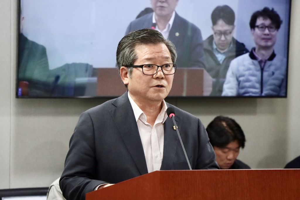 250414 허원 의원, 화물자동차 휴게시설 확충 지원 조례안 상임위 통과.jpg